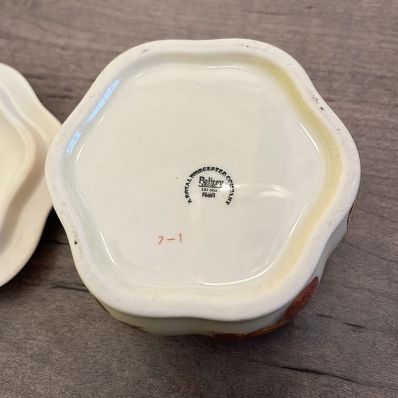 Palissy Trinket Box with Lid Vintage Ceramic in EUC - Picture 3 of 5